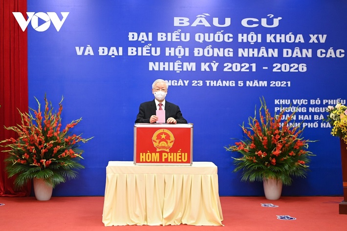 Tổng Bí thư Nguyễn Phú Trọng bỏ lá phiếu đầu tiên tại khu vực bỏ phiếu số 4, phường Nguyễn Du, Quận Hai Bà Trưng, TP. Hà Nội. Ảnh: VGP