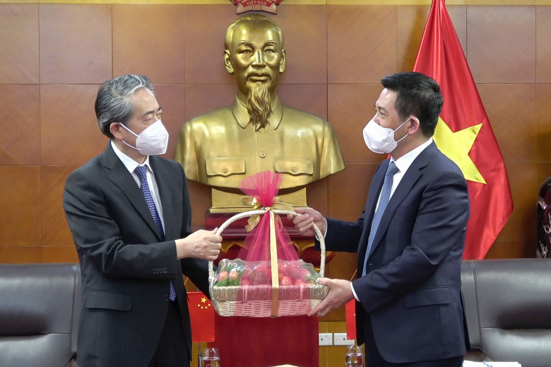 Bộ trưởng Nguyễn Hồng Diên trao tặng Đại sứ quán Trung Quốc món quà là những quả vải đang trong vụ mùa thu hoạch của Việt Nam, cảm ơn Đại sứ quán hỗ trợ hoạt động xuất khẩu nông sản nói chung và quả vải nói riêng trong thời gian qua cũng như giai đoạn sắp tới