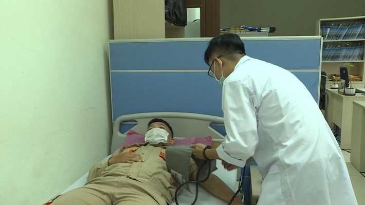 Tổ y tế kiểm tra đo huyết áp, phát thuốc cho NLD