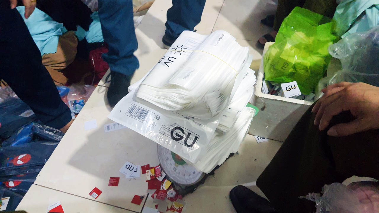 Hà Nội: Phát hiện cơ sở sản xuất áo chống nắng giả mạo nhãn hiệu GU