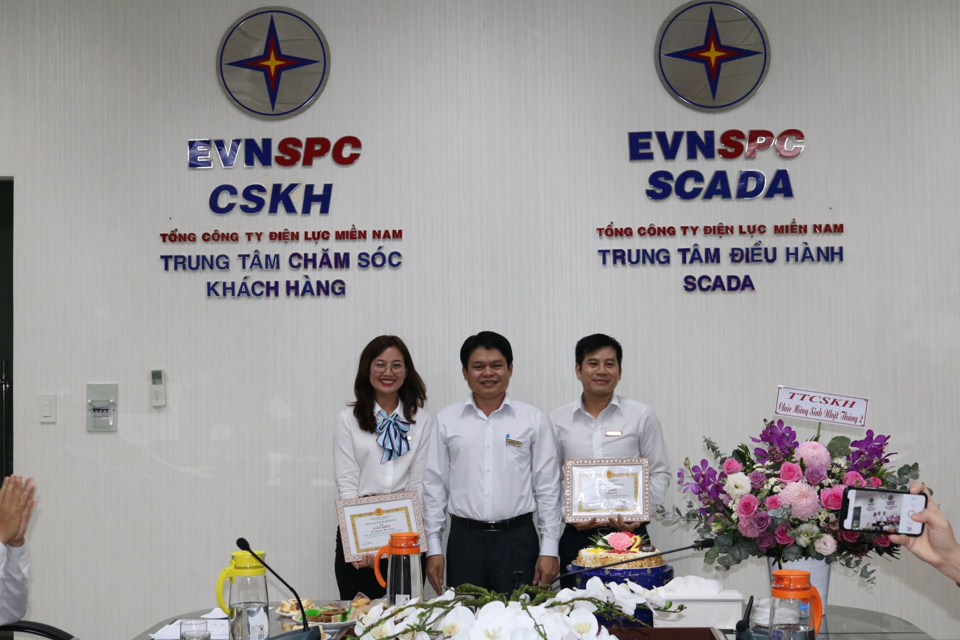 Ông Nguyễn Quang Phi - Giám đốc TTCSKH khen thưởng ĐTV có chất lượng cuộc gọi chăm sóc khách hàng tốt nhất hàng tháng.
