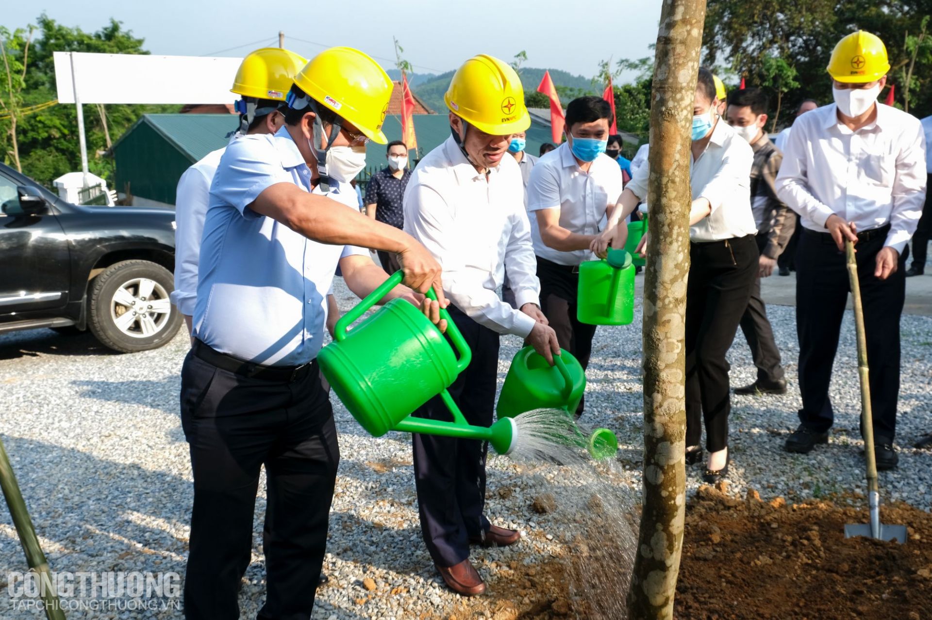 Lãnh đạo Bộ Công Thương và tỉnh Tuyên Quang trồng cây phát động nhân dịp kỷ niệm 70 năm ngày Truyền thống ngành Công Thương 