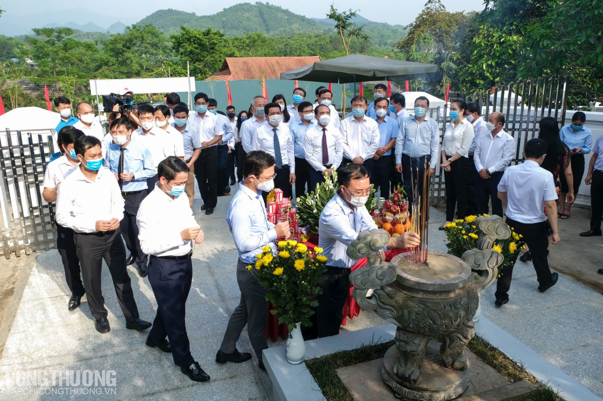 Đoàn công tác Bộ Công Thương và lãnh đạo tỉnh Tuyên Quang dâng hương tưởng niệm Khu di tích Bộ Công Thương