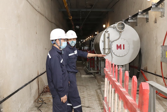 Lãnh đạo EVNPSC kiểm tra các hạng mục trước khi hoàn thành đóng điện tổ máy
