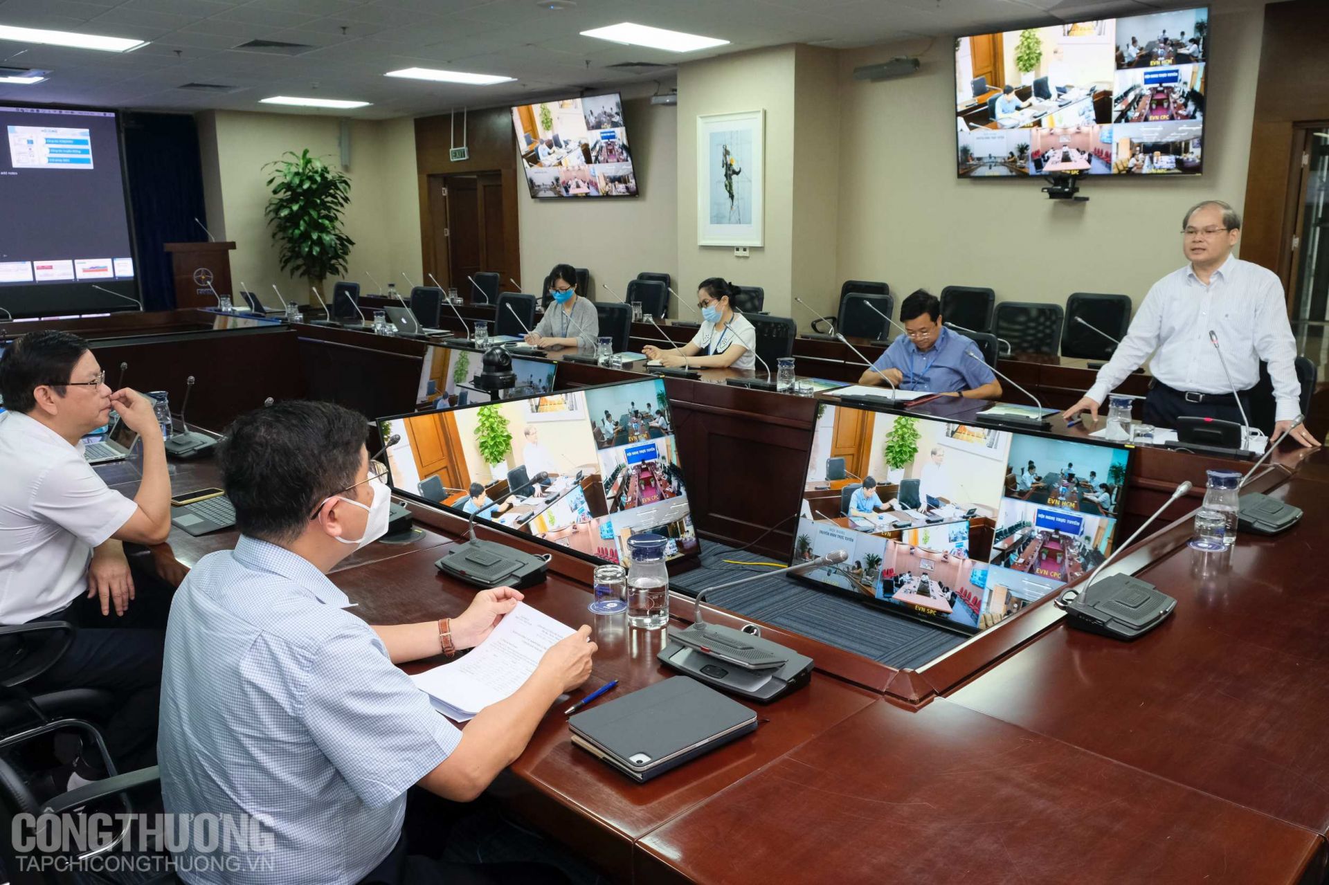 Trước đó, ngày 2/6/2021, Cục Điều tiết điện lực, Bộ Công Thương đã có buổi làm việc với Tập đoàn Điện lực Việt Nam (EVN) và các Tổng Công ty Điện lực về công tác dịch vụ khách hàng và truyền thông về sử dụng điện trong mùa nắng nóng