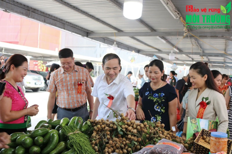 Các đại biểu tham quan gian hàng trong Tuần lễ nông sản Sơn La tại Big C Thăng Long