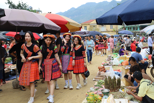 Chợ Mai Châu, Hòa Bình mang đậm sắc màu văn hóa cùng nét độc đáo riêng có của chợ phiên vùng Tây Bắc