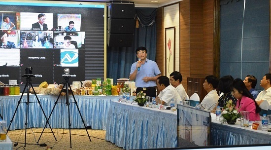 Các thương nhân Yên Bái được kết nối trực tuyến với đại diện Thương vụ Việt Nam tại các nước Ấn Độ, Nhật Bản, Hàn Quốc, Pakistan, Indonesia và Trung Quốc.