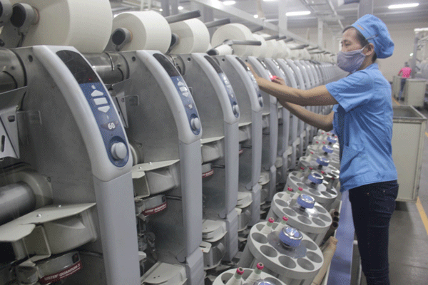 Sản xuất sợi tại Nhà máy sợi Công ty TNHH KHKT Texhong Ngân Long, KCN Hải Yên, TP Móng Cái.