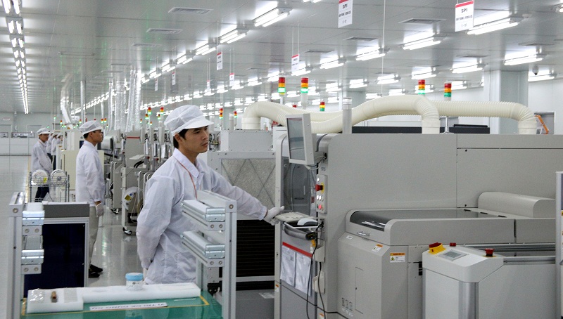 Công nhân nhà máy LG Khu công nghiệp Tràng Duệ, Hải Phòng trong dây chuyền sản xuất.