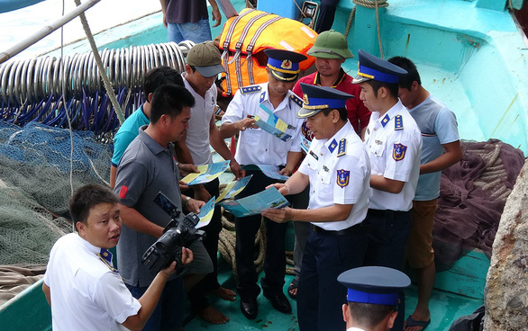 Cảnh sát biển vùng 3 phát tờ rơi tuyên truyền ngư dân Vũng Tàu đánh bắt hải sản đúng hải phận
