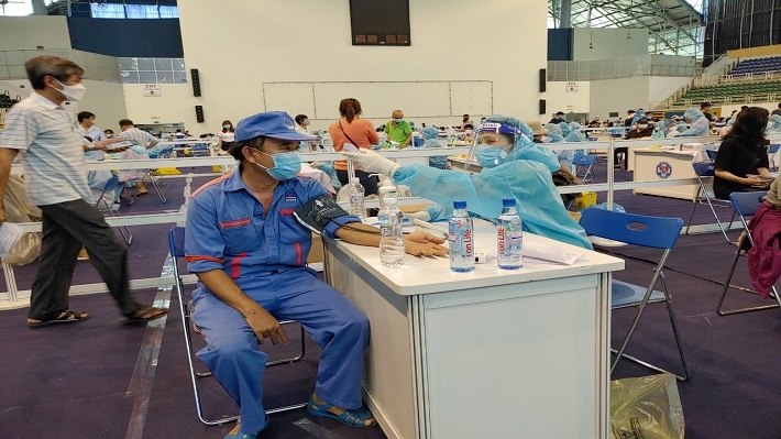 Người lao động PVOIL được tiêm vắc xin phòng Covid-19