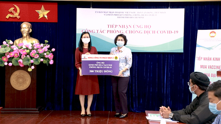 Bà Nguyễn Thị Thanh Hương – Phó Tổng Giám đốc EVNGENCO 3 trao tặng 500 triệu đồng ủng hộ kinh phí mua vắc xin phòng dịch COVID-19 cho đại diện Ủy ban MTTQVN Thành phố Hồ Chí Minh