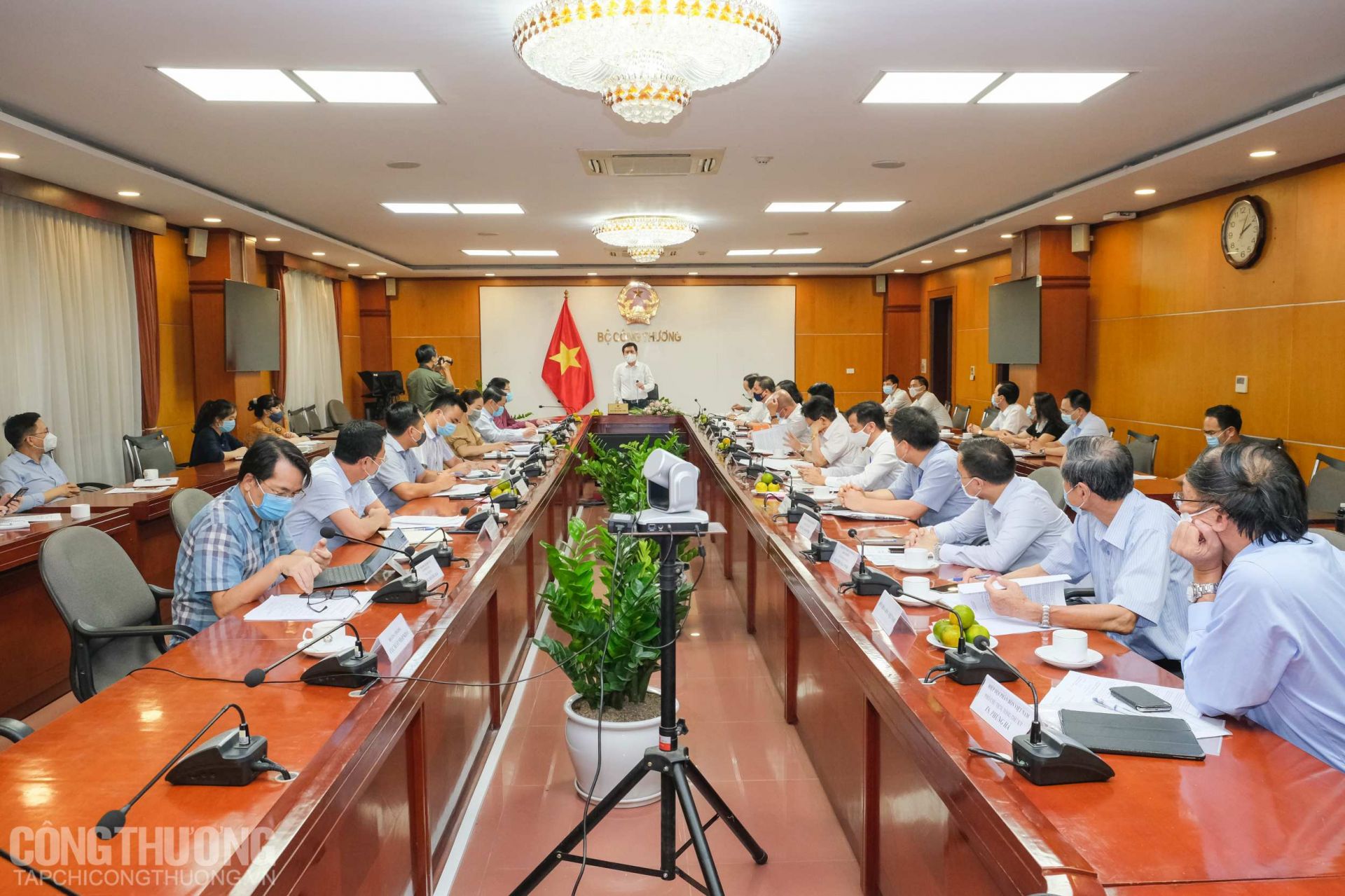 Bộ trưởng Nguyễn Hồng Diên chủ trì buổi làm việc với Cục Hoá chất và các đơn vị liên quan