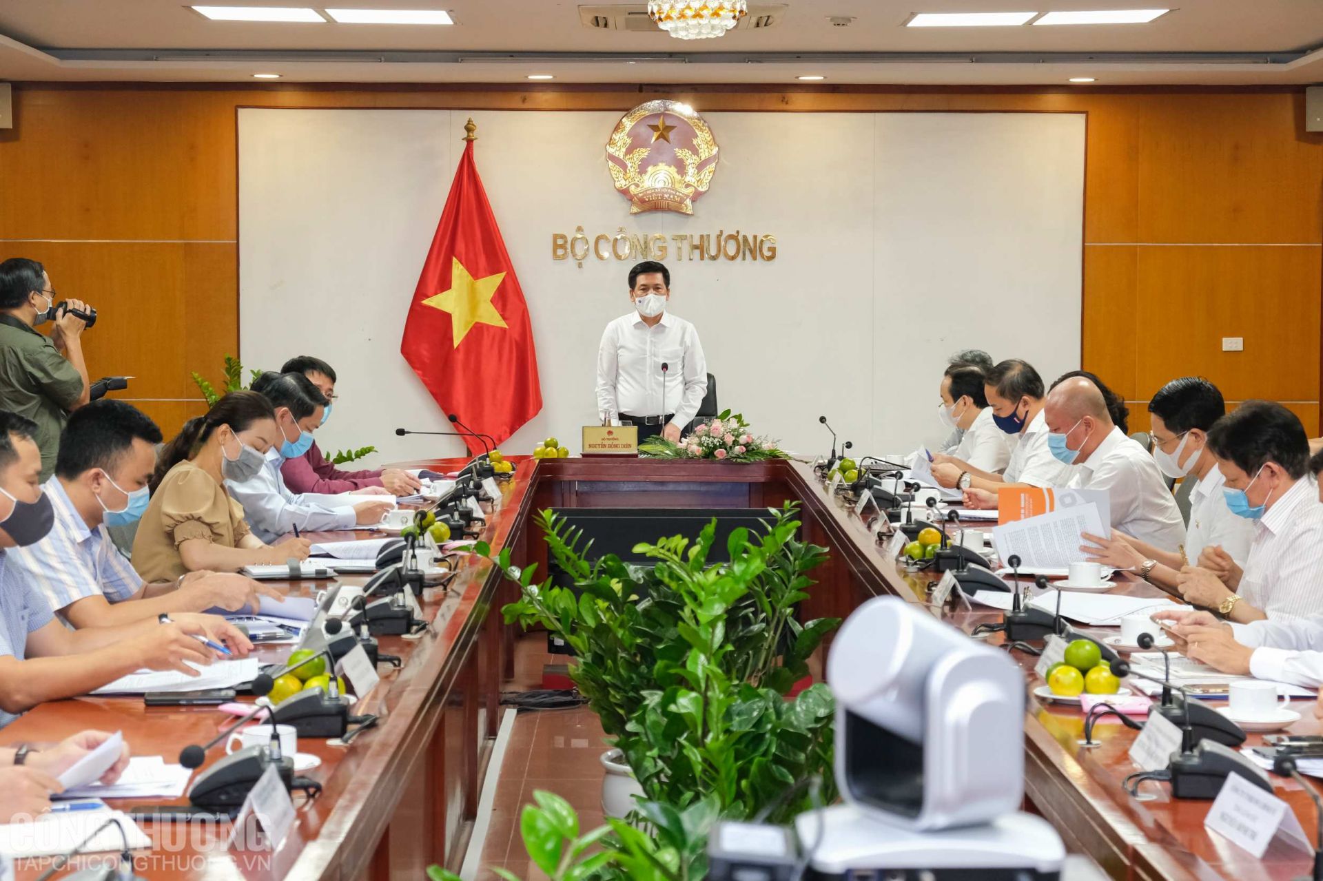 Bộ trưởng Nguyễn Hồng Diên chủ trì buổi làm việc với Cục Hoá chất và các đơn vị liên quan