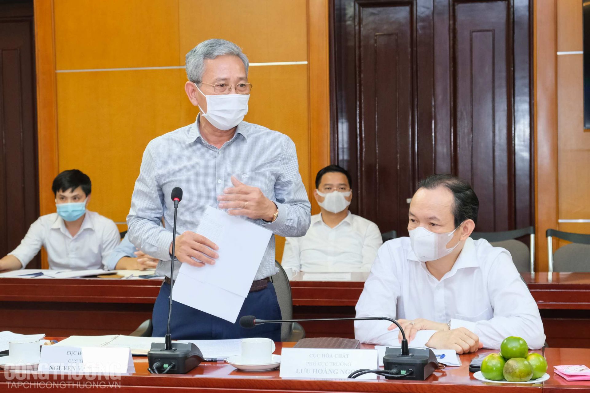 Cục trưởng Cục Hóa chất Nguyễn Văn Thanh (bên trái) báo cáo tại buổi làm việc