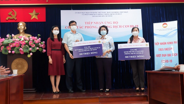 Ông Vũ Quang Sáng – Chủ tịch Công đoàn EVNGENCO 3 trao tặng 200 triệu đồng ủng hộ Qũy phòng, chống dịch COVID-19 Thành phố Hồ Chí Minh