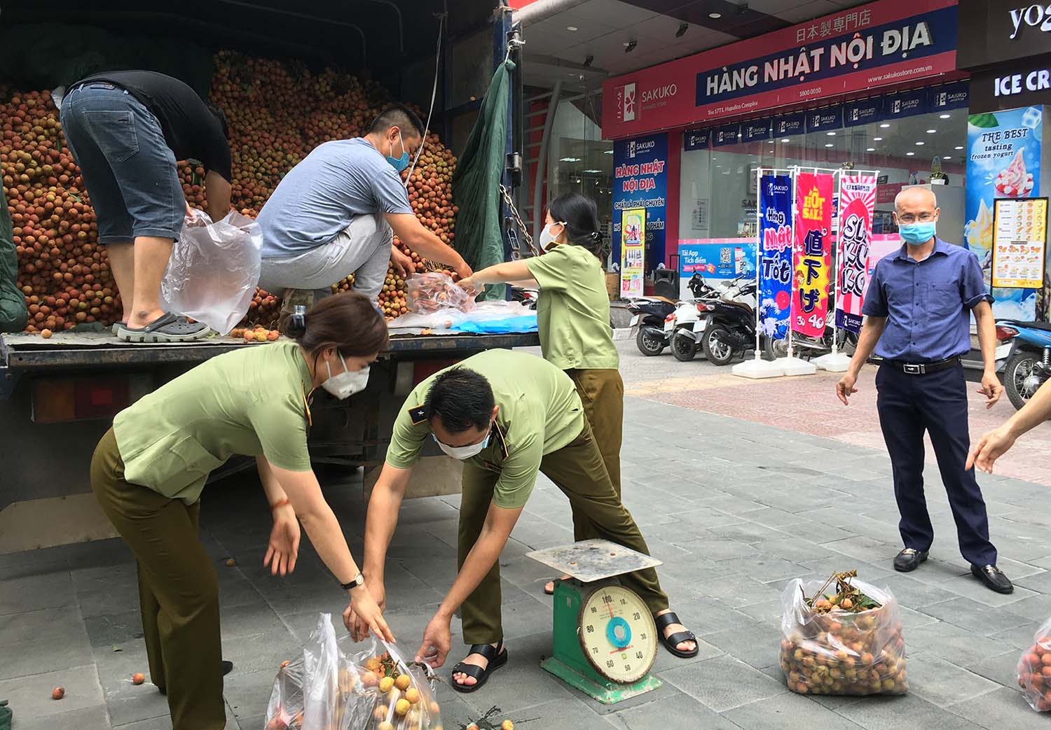 QLTT Hà Nội kết nối, hỗ trợ Bắc Giang tiêu thụ 27 tấn vải thiều