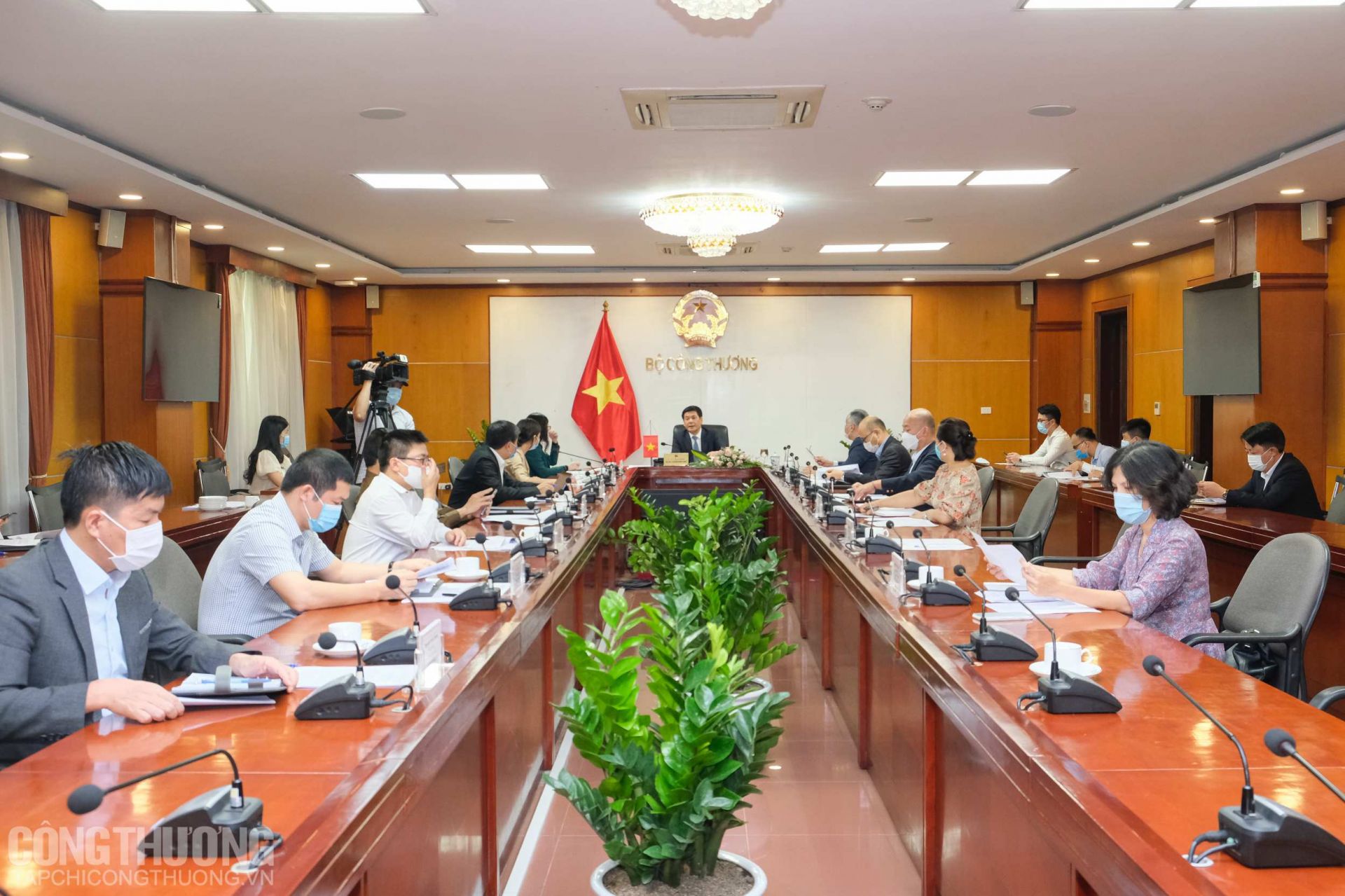 Bộ trưởng Bộ Công Thương Nguyễn Hồng Diên điện đàm với Bộ trưởng Bộ Thương mại Trung Quốc Vương Văn Đào