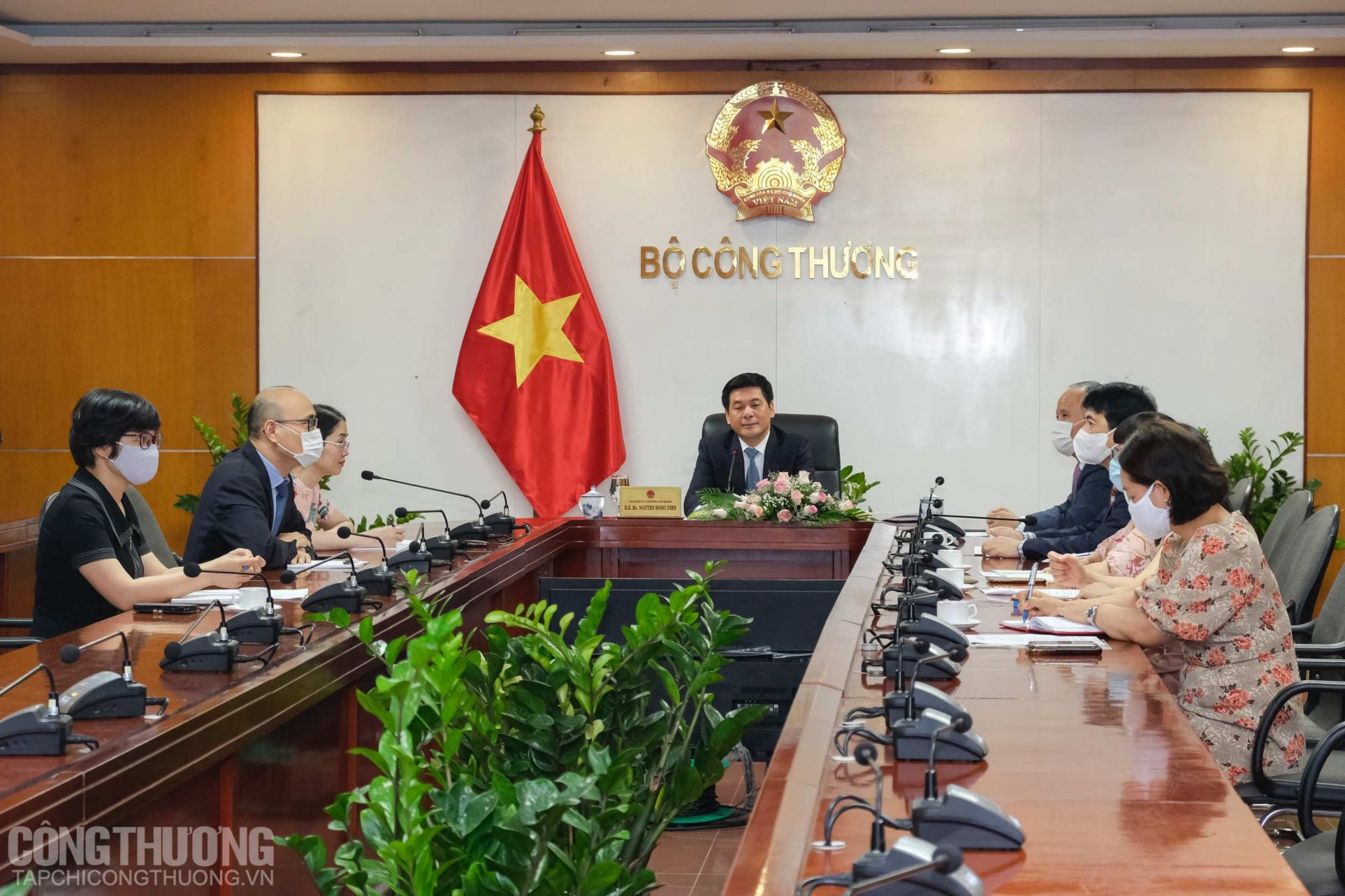Bộ trưởng NguyễnBộ trưởng Nguyễn Hồng Diên gặp song phương với Bộ trưởng Doanh nghiệp Nhỏ, Xúc tiến Xuất khẩu và Thương mại Quốc tế Canada