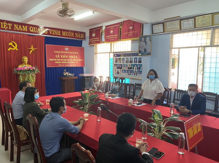 H’Kim Hoa Byă – Chủ tịch Ủy ban MTTQVN Tỉnh Đắk Lắk phát biểu chia sẻ tại buổi tiếp nhận ủng hộ của các đơn vị trong Tỉnh 
