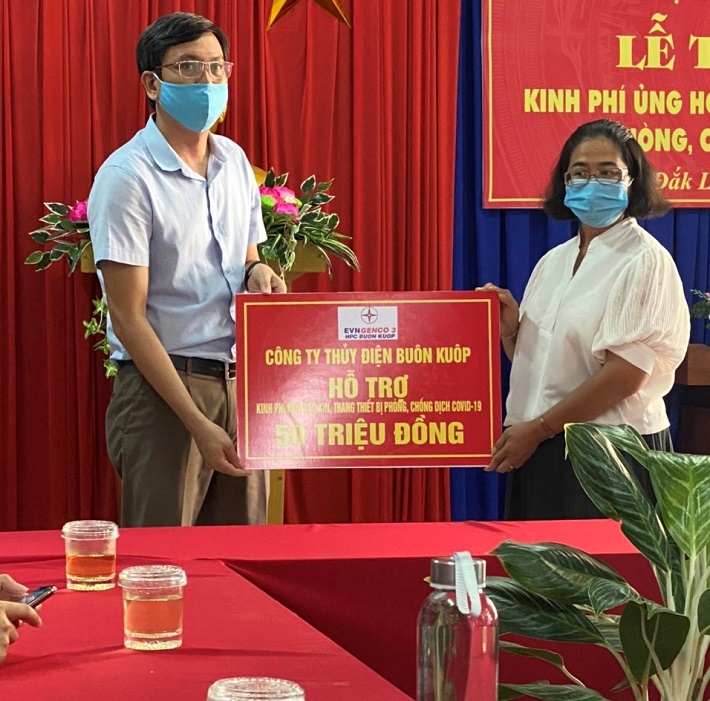 H’Kim Hoa Byă – Chủ tịch Ủy ban MTTQVN Tỉnh Đắk Lắk tiếp nhận  kinh phí đóng góp từ  Đại diện Công đoàn Công ty Thủy điện Buôn Kuốp 
