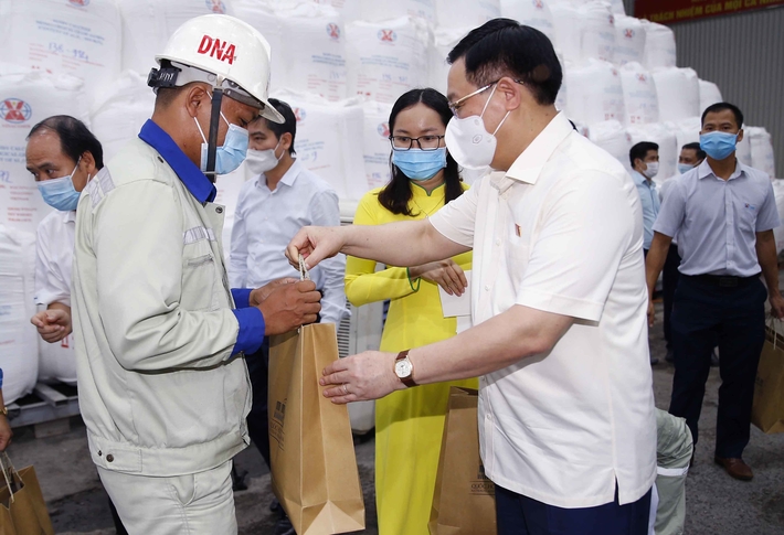 Chủ tịch Quốc hội Vương Đình Huệ tặng quà cán bộ công nhân nhà máy Alumin Nhân Cơ