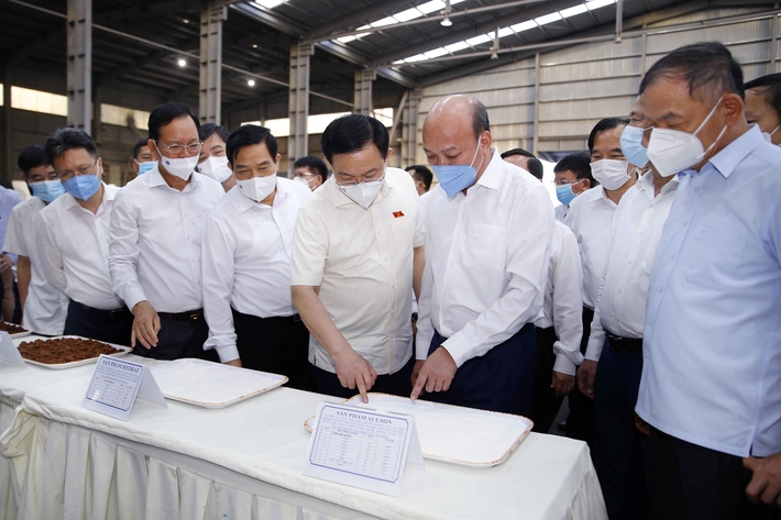 Chủ tịch Quốc hội Vương Đình Huệ thăm nhà máy Alumin Nhân Cơ