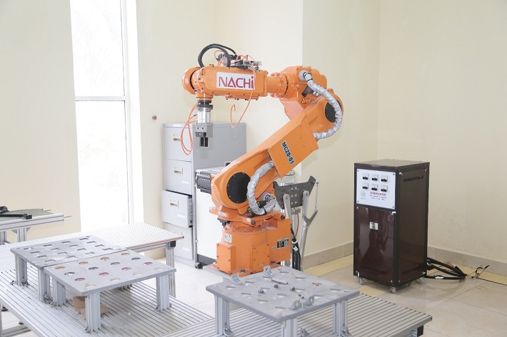 Robot công nghiệp phục vụ đào tạo và nghiên cứu tại Đại học Công nghiệp Hà Nội