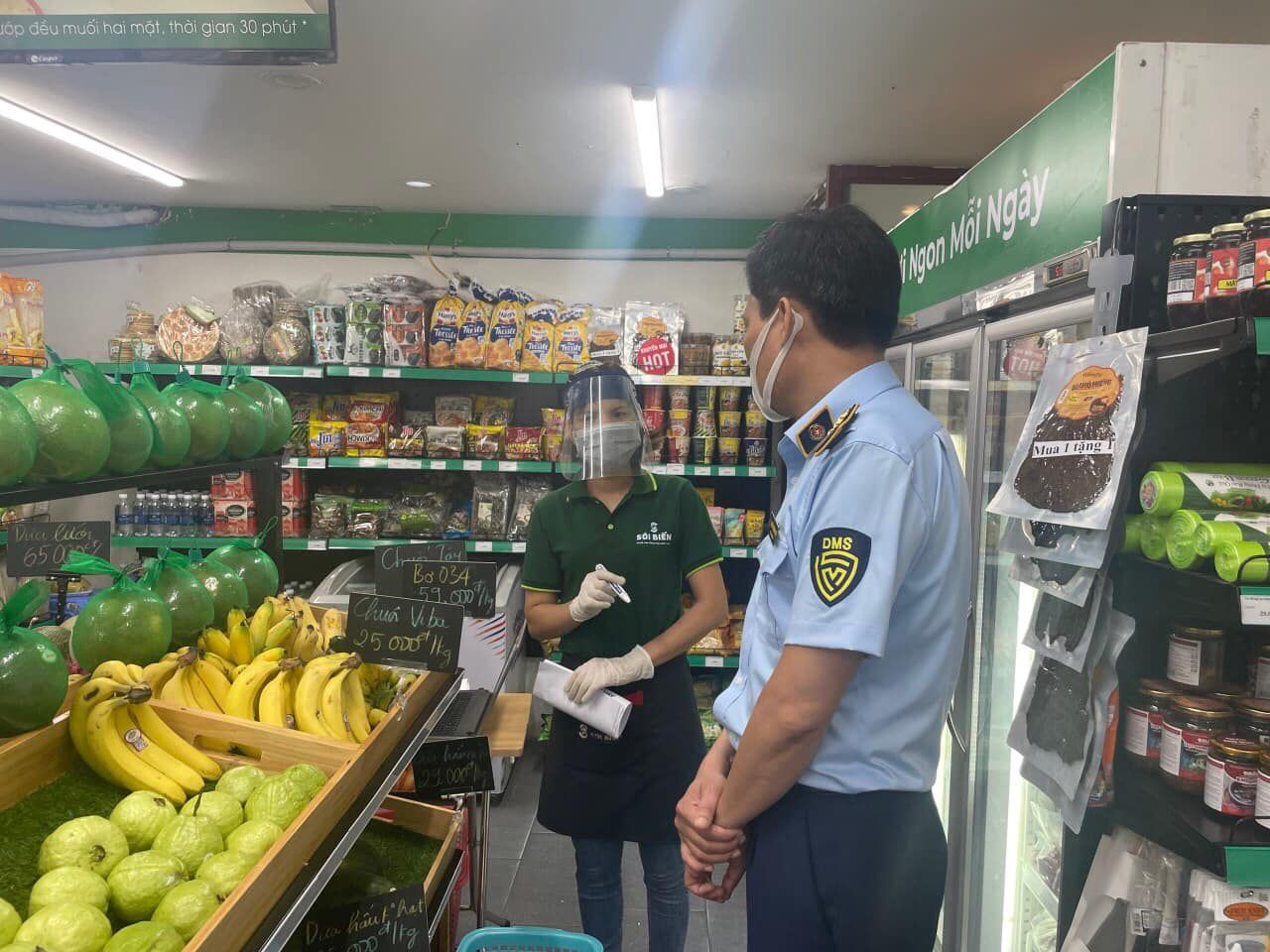 Lực lượng quản lý thị trường kiểm tra tình hình cung ứng hàng hóa tại các cửa hàng, siêu thị trên địa bàn Thành phố Hà Nội