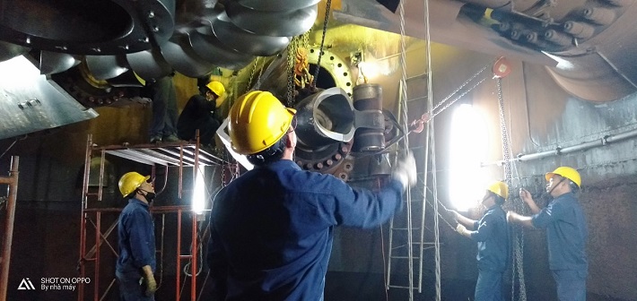 Tiến hành thay kim phun turbine 153 MW trong công tác đại tu tổ máy H2