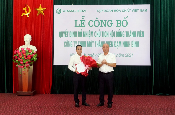 Ông Nguyễn Phú Cường (phải), Chủ tịch Hội đồng thành viên, Tập đoàn Hóa chất Việt Nam trao quyết định bổ nhiệm cho ông Nguyễn Văn Đông