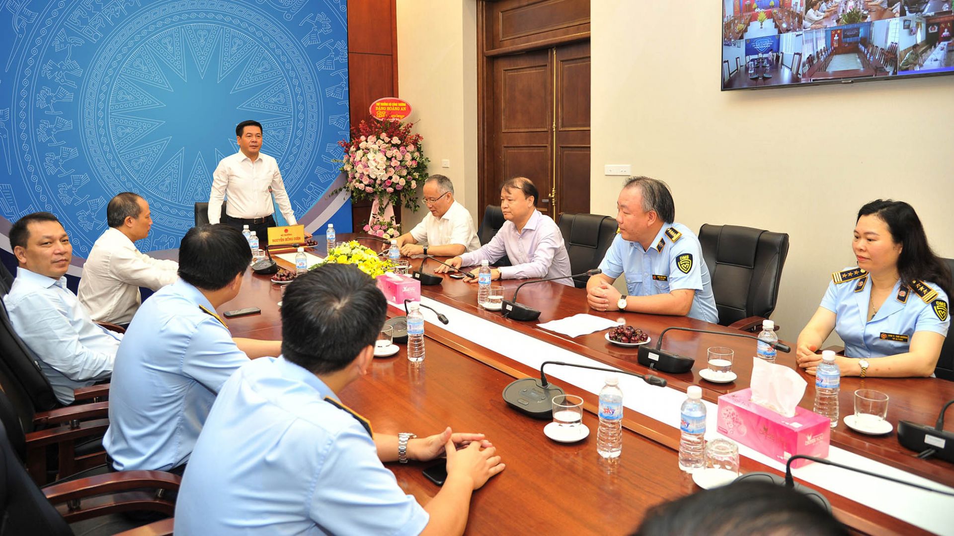 Bộ trưởng nGuyễn Hồng Diên chúc mừng lực lượng QLTT