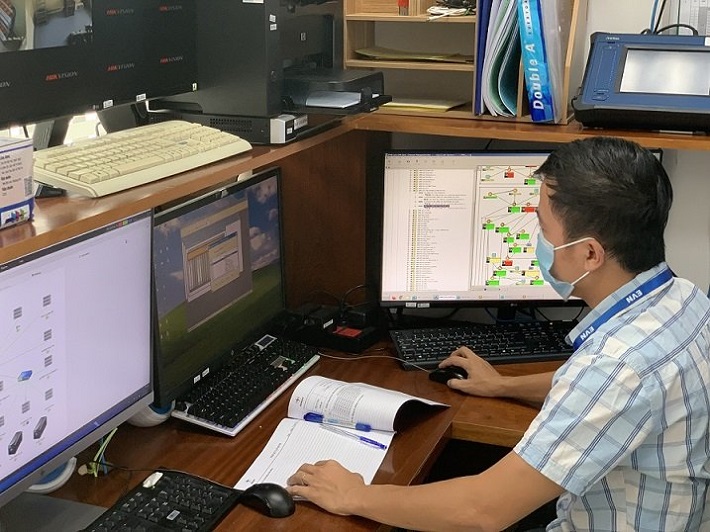 Kỹ sư EVNICT vận hành tại Trung tâm điều độ hệ thống điện miền Nam