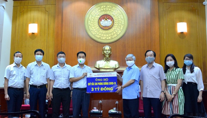 Ông Nguyễn Tuấn Tùng – Bí thư Đảng ủy, Chủ tịch HĐTV EVNNPT (bên trái) trao số tiền ủng hộ 3 tỷ đồng cho Ủy ban TW Mặt trận Tổ quốc Việt Nam để đóng góp vào Quỹ vắc xin phòng, chống COVID-19.