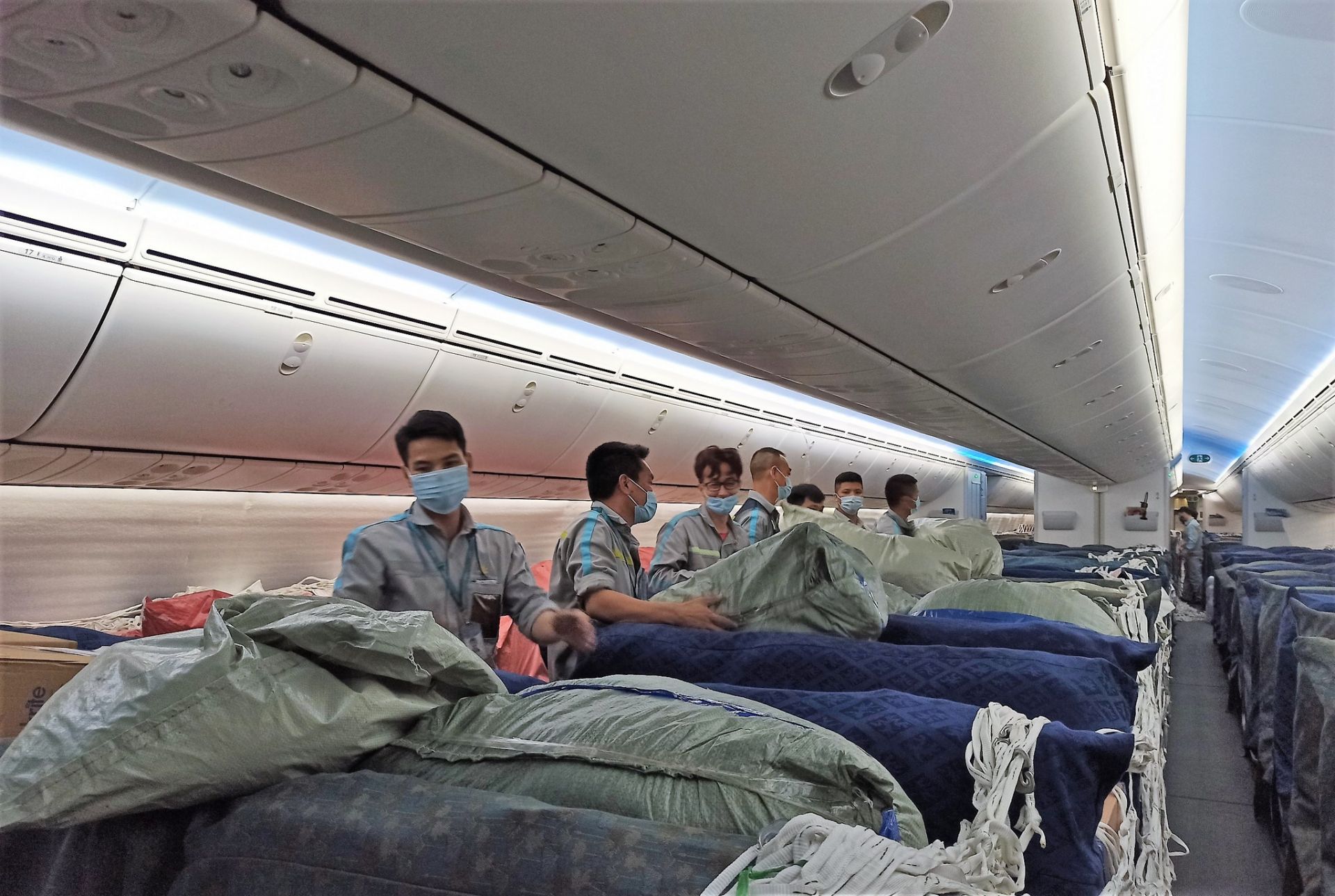 Vietnam Airlines hỗ trợ vận chuyển 800 máy thở từ Hà Nội vào TP. Hồ Chí Minh phuicj vụ công tác chống dịch