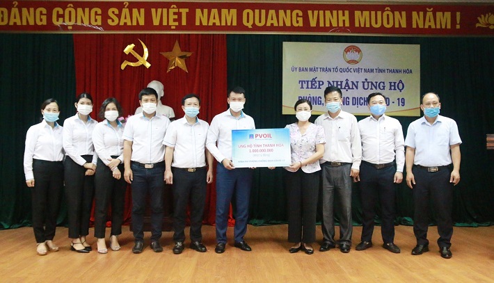 Ông Lê Trung Hưng – Giám đốc PVOIL Thanh Hóa đại diện PVOIL trao kinh phí ủng hộ cho Ủy ban Mặt trận Tổ quốc Việt Nam tỉnh Thanh Hóa
