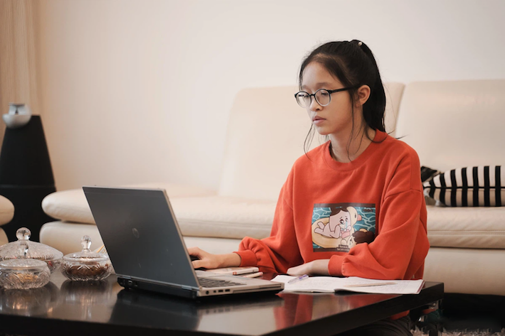 Sinh viên đang tham gia buổi học online tại nhà