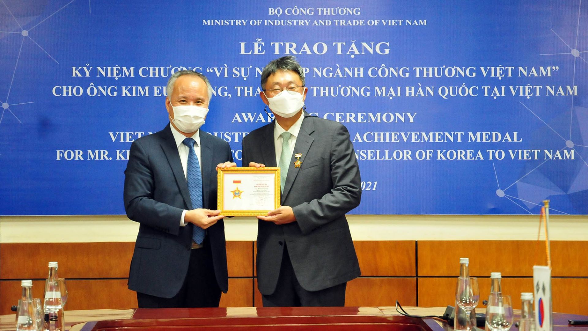trao tặng Kỷ niệm chương cho Tham tán Thương mại Hàn Quốc tại Việt Nam