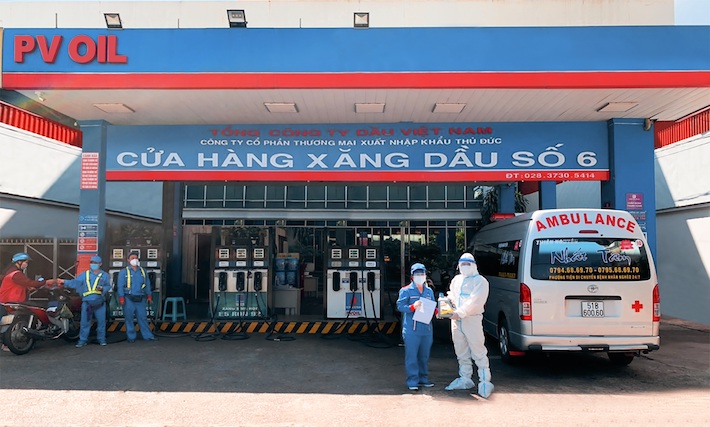 PVOIL hỗ trợ xăng dầu miễn phí cho một xe cứu thương và tặng dầu nhớt PVOIL Lube