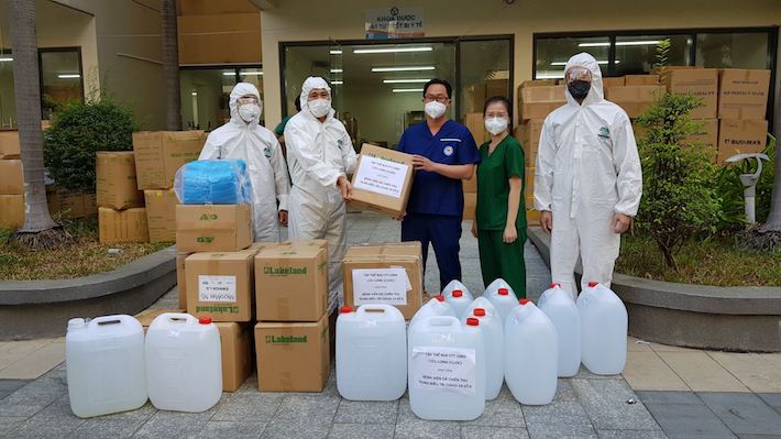 Công đoàn cơ sở Cửu Long trao tặng quà cho Bệnh viện dã chiến số 6, quận 2 thành phố Hồ Chí Minh