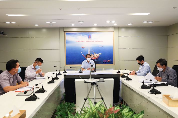 Ông Trần Hồng Nam - Tổng Giám đốc, Trưởng Ban chỉ đạo Covid PVEP  chỉ đạo công tác phòng chống dịch bệnh