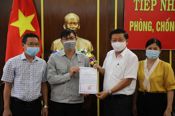Đại diện Ủy ban MTTQ Việt Nam tỉnh Quảng Nam trao thư cảm ơn cho Đại diện Công ty Thủy điện Sông Tranh