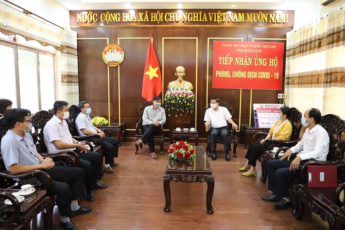 Ông Lê Thái Bình - Phó chủ tịch Ủy ban MTTQ Việt Nam tỉnh Quảng Nam trao đổi với ông Vũ Đức Toàn - Giám đốc Công ty Thủy điện Sông Tranh (trên cùng, bên trái) về công tác phòng, chống dịch bệnh