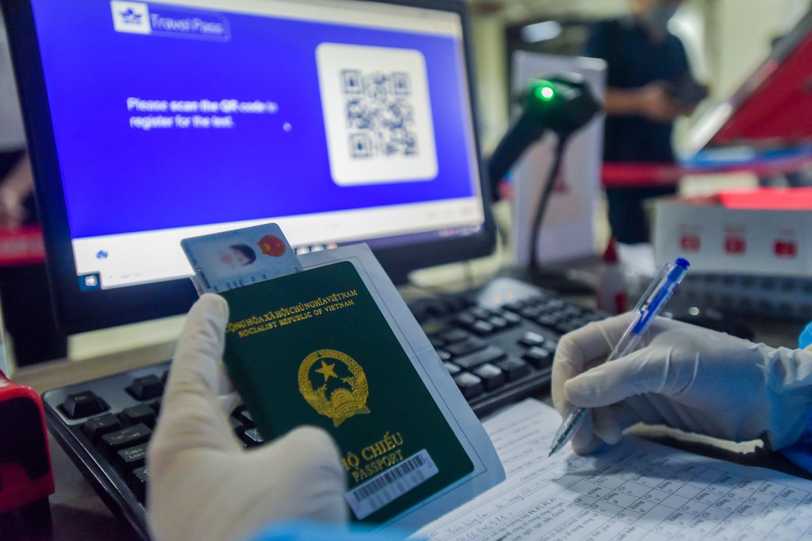 hành khách thông báo với nhân viên y tế về việc tham gia thử nghiệm IATA Travel Pass và xuất trình vé điện tử cùng xác nhận đặt chỗ trên chuyến bay của Vietnam Airlines
