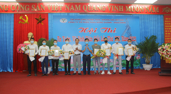 Các đồng chí lãnh đạo Công ty trao giải cho 08 An toàn vệ sinh viên xuất sắc của Hội thi