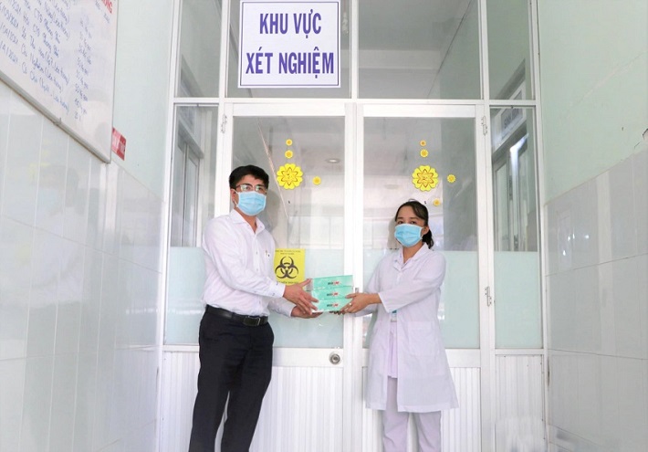 Ông Văng Thanh Hùng – Phó Giám đốc Công ty Nhiệt điện Vĩnh Tân trao hỗ trợ