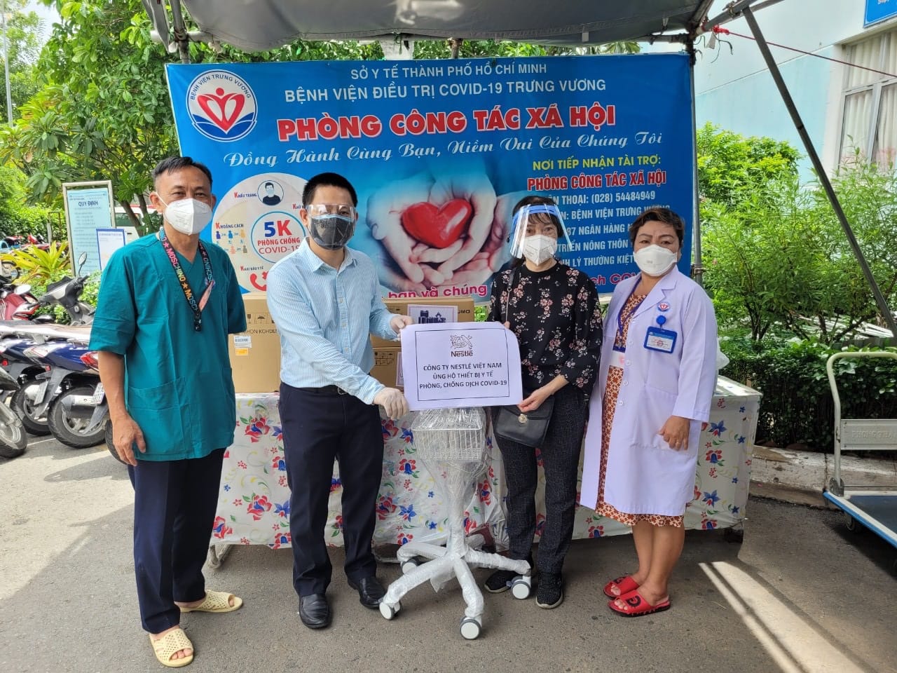 Đại diện Nestlé Việt Nam trao trang thiết bị y tế với tổng trị giá trên 1 tỷ đồng cho các bệnh viện, trung tâm điều trị bệnh nhân Covid-19 tại TPHCM và tỉnh Đồng Nai. 