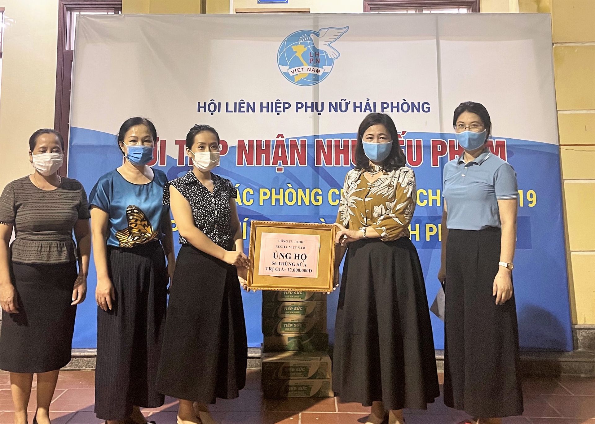 Nestlé Việt Nam và Hội Liên hiệp Phụ nữ Hải Phòng phối hợp gửi nhu yếu phẩm phòng, chống đại dịch cho Tp.HCM