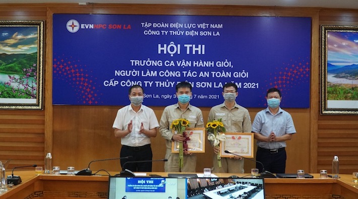 Ông Khương Thế Anh - Giám đốc Công ty và ông Lưu Khánh Toàn - Chủ tịch Công đoàn Công ty trao giải Nhất cho Trưởng ca giỏi và nười làm công tác An toàn giỏi.